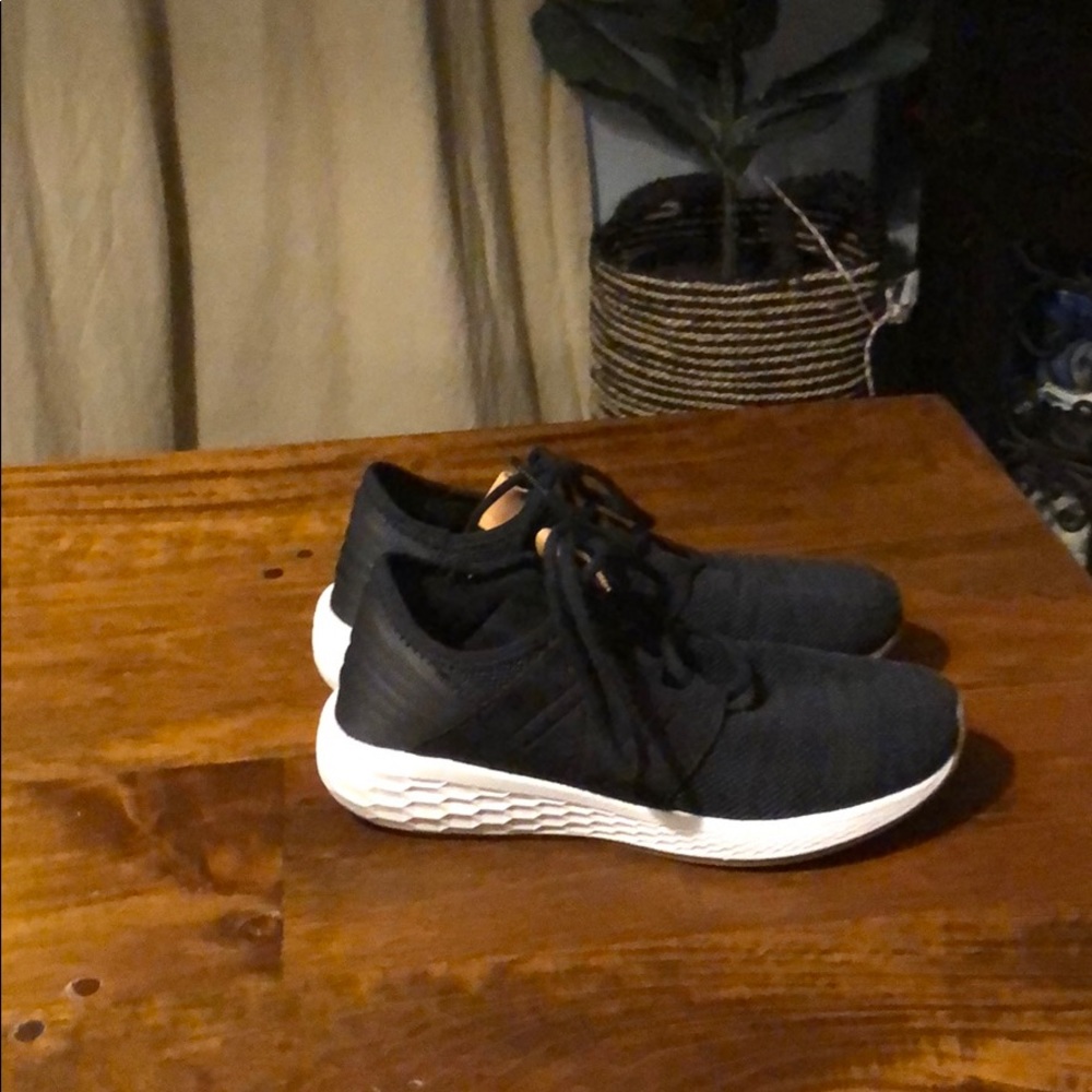 new Balance black tennis shoes